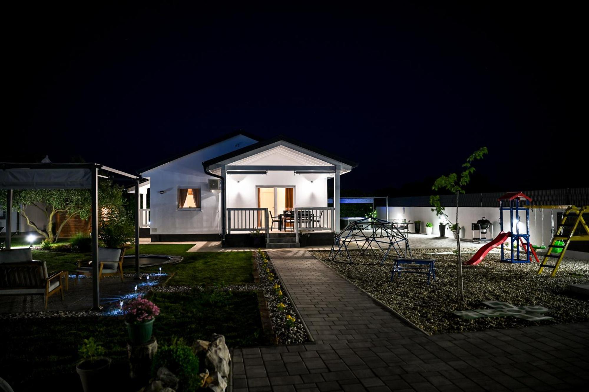 Holiday Home Aprilis With Pool, Jacuzzi And Sauna Galovac  외부 사진